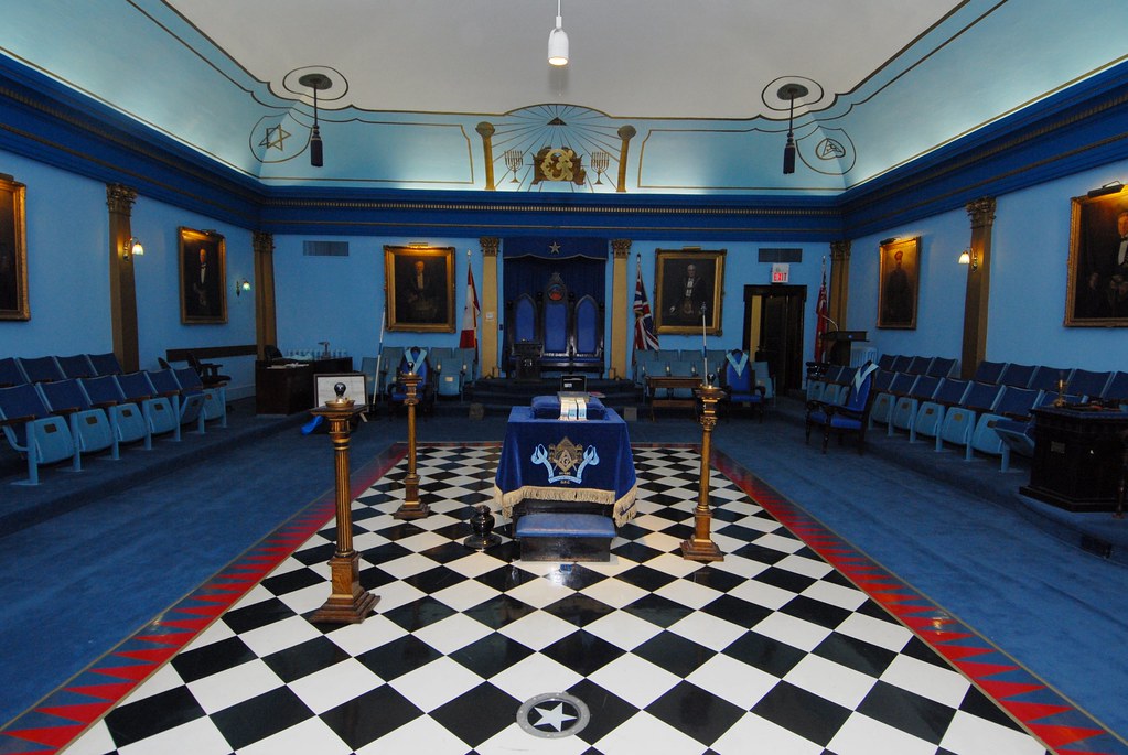 The temple's meeting room has an unusual blue ceiling. (Photo from Flickr by antefixus21.)